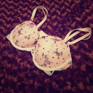 PINK Victoria’s Secret Bra 32C NWOT Lacy Floral
